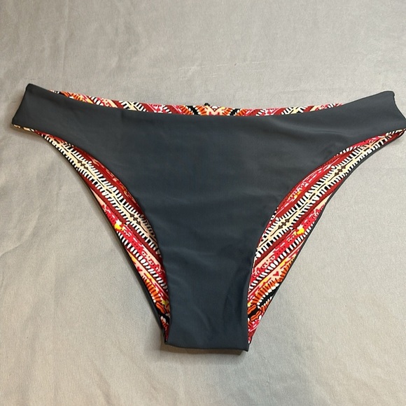 NWOT Reversible Patterned/Solid Bikini Bottoms 🌈 - Picture 4 of 7